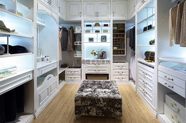 如何定制衣帽間？定制衣帽間的標準尺寸是多少？