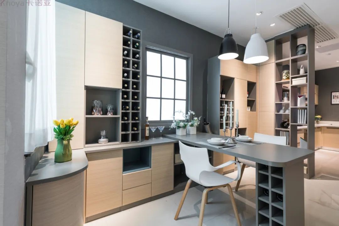 餐邊柜和餐桌融為一體，更節省空間